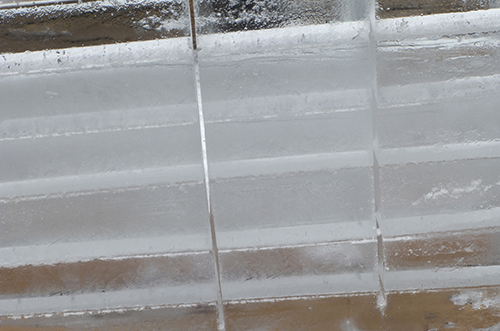氷の表面を丁寧に削ります。